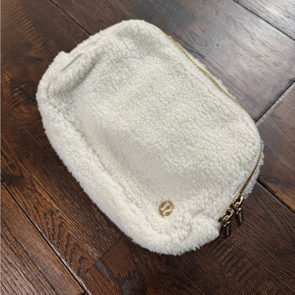 lululemon athletica Cream Crossbody Belt Bag - Picture 3 of 16